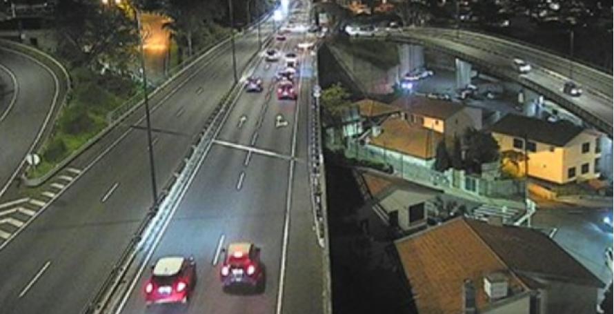 Choque em cadeia entre três carros na via rápida faz dois feridos