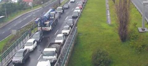 Acidente entre três carros na via rápida