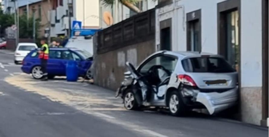 Violento acidente fere mulher e jovem