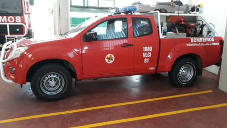 Incêndio na Boaventura provocado por um poste de eletricidade; bombeiros mobilizados
