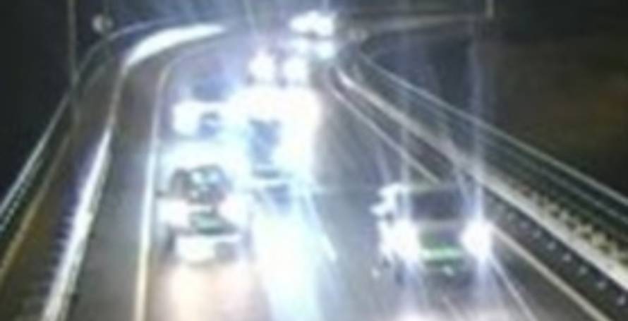 Carro choca contra viatura da VR 1 na via rápida e houve dois feridos