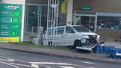 Carrinha derruba botijas de gás em bomba de gasolina