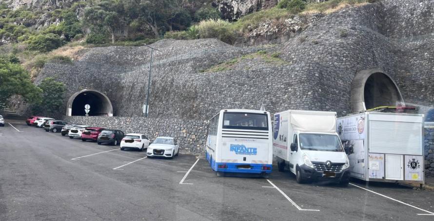 Parque destinado a pesados de passageiros ocupado por outras viaturas