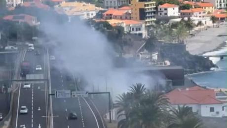 Carro em chamas perto da via rápida