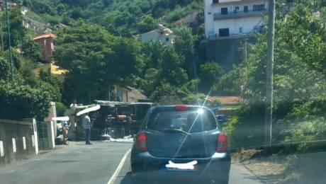 Homem encarcerado após acidente entre três viaturas com capotamento