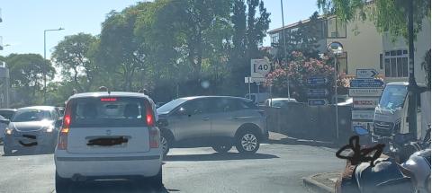 Acidente entre mota e carro