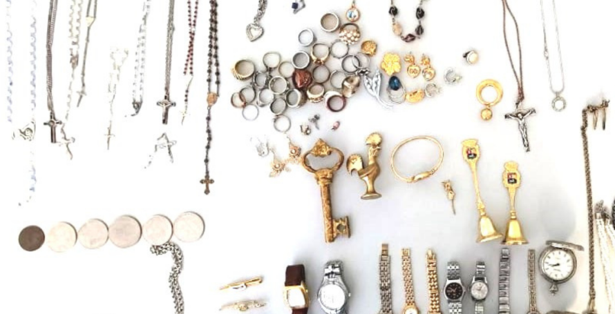 Casal que tentou furtar casa no Caniço suspeito de roubar 100 artigos