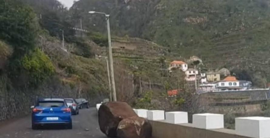 Pedras de grandes dimensões voltam a cair na estrada onde recentemente um carro foi atingido e uma mulher ficou ferida