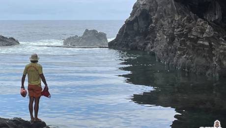 Turista cai ao mar