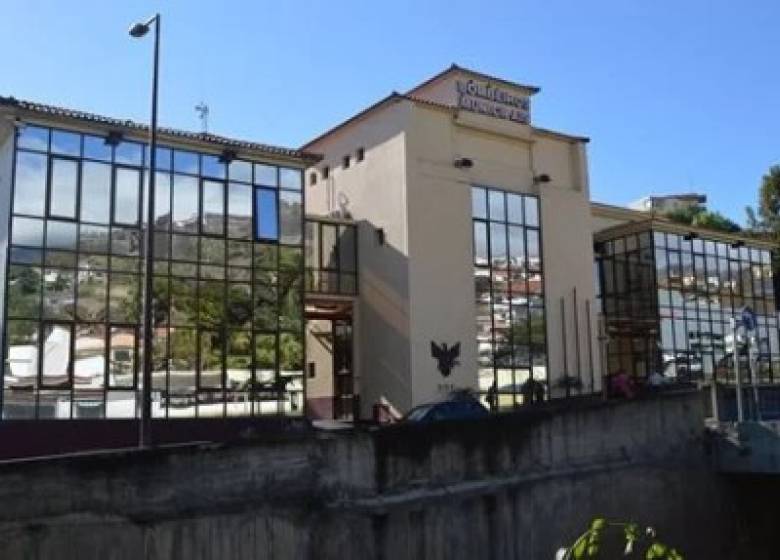 Criança presa dentro de carro no Bairro da Nazaré