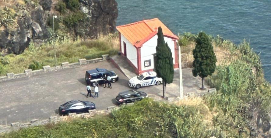 Corpo encontrado num calhau