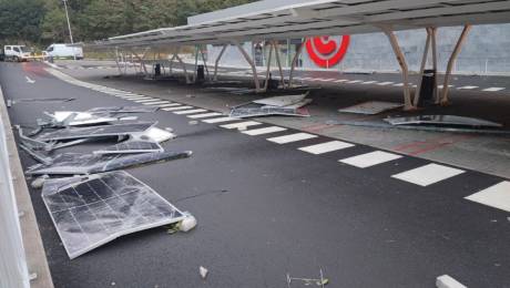 Vento destrói parte da cobertura do parque de estacionamento do Modelo em São Vicente; acessos à vila encerrados