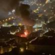 Mulher e bombeiro transportados para o hospital e há pessoas desalojadas após incêndio em prédio na Zona Velha