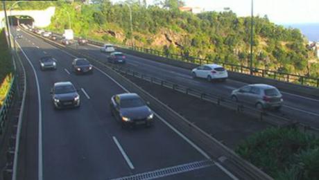 Choque em cadeia na via rápida entre três carros faz um ferido