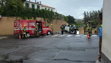 Mulher encarcerada após capotamento