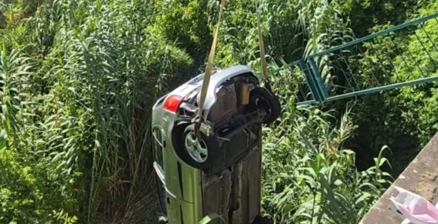 Carro cai num ribeiro