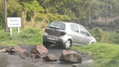 Carro atingido por derrocada e quase cai de ravina