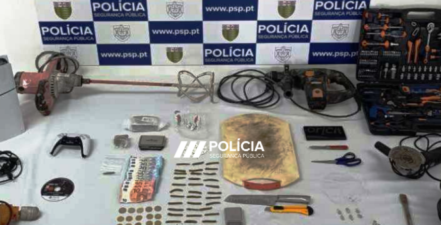 Três homens detidos com mais de 600 doses de droga; uma Playstation, ferramentas, berbequins e rebarbadoras usadas como troca