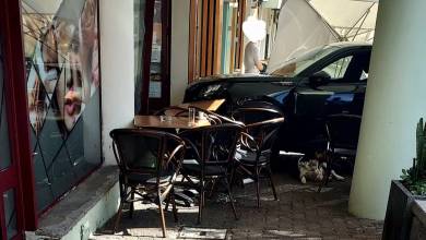 Carro 'invade' esplanada no Garajau