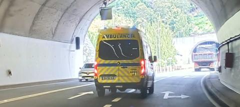 Turista prostrado no chão à entrada de túnel no Funchal