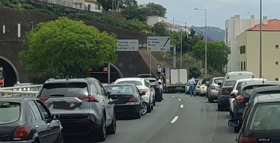 Cinco feridos, dois deles encarcerados, num grave acidente na via rápida que envolve um camião