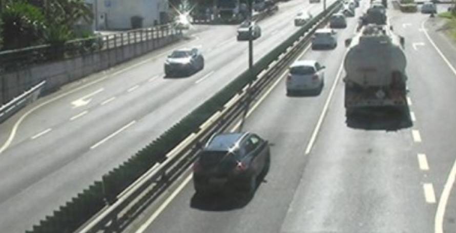 Três feridos num acidente entre três carros na via rápida