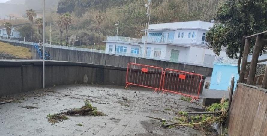 Mau tempo causa estragos na promenade em São Vicente