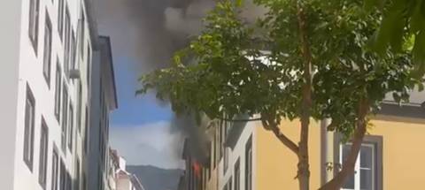 Grande incêndio num prédio no Funchal (Com vídeo)