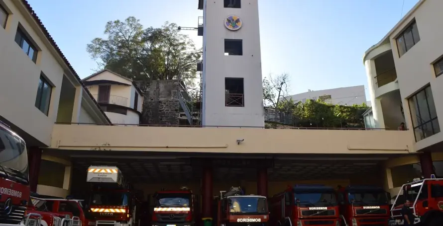 Autocaravana em chamas num parque de estacionamento