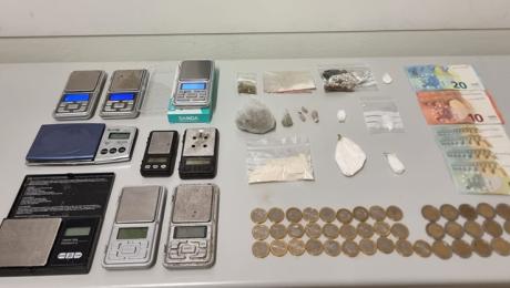 Homem detido com mais de 220 doses de droga