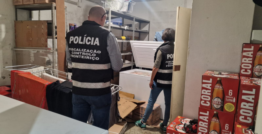 Encontrados quatro estrangeiros a viverem na cave de um estabelecimento comercial sem quaisquer condições