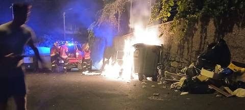Incendiaram contentor de lixo; chamas danificaram dois carros