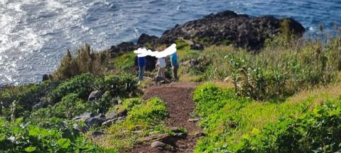Turistas desrespeitam interdição a sítio junto ao mar por razões de segurança