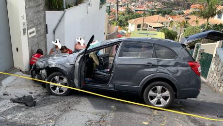 Carro sem travões capota e cinco pessoas ficaram feridas, duas delas encarceradas