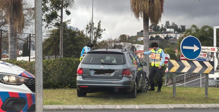 Carro sem condutor encontrado em cima de rotunda