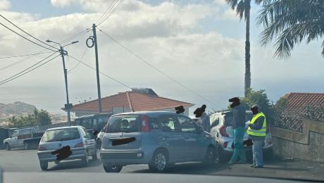 Despiste contra carro estacionado