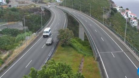 Dois jovens feridos num acidente na via rápida entre mota e carro