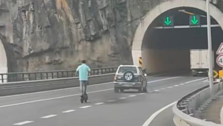 Homem decide andar de trotinete na via rápida
