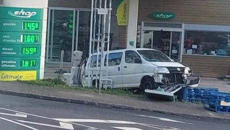 Carrinha derruba botijas de gás em bomba de gasolina