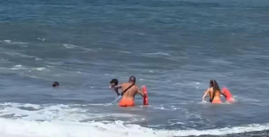 Nadadores salvadores retiram dois banhistas em apuros no mar na Praia Formosa em dia de bandeira vermelha