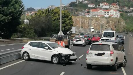 Dois feridos, um deles encarcerado, num acidente entre três carros na via rápida