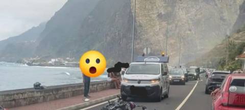 Homem ferido num acidente entre mota e carro