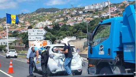 Acidente na via rápida entre camião da ARM e carro ligeiro faz um ferido