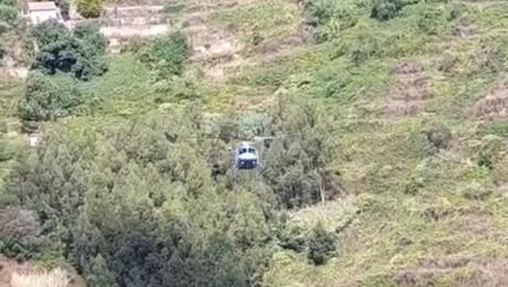 Helicóptero vai resgatar mulher que caiu cinco metros numa levada