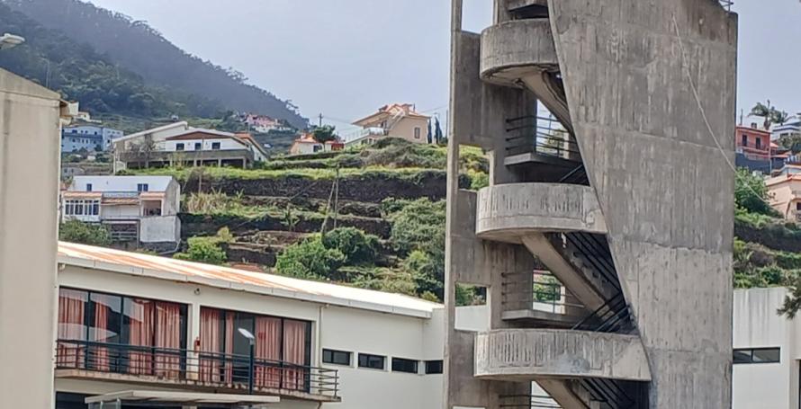 Homem encontrado morto num ribeiro