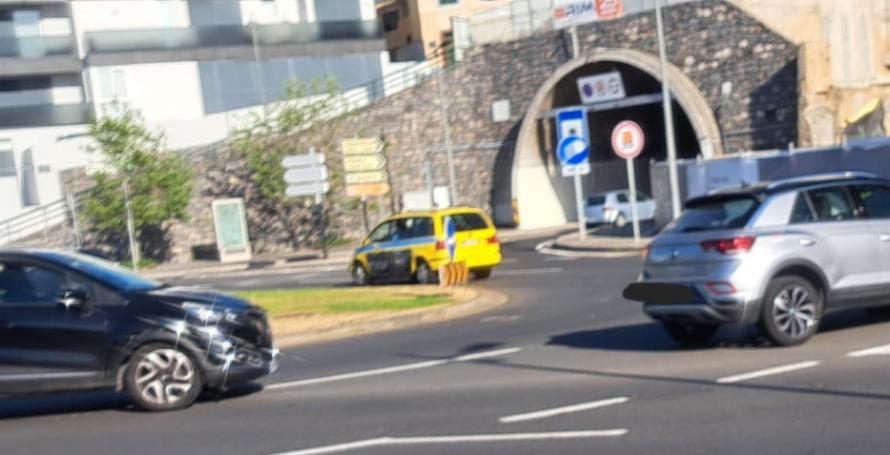 Condutor turista circula por fora numa rotunda e provoca acidente