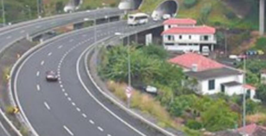 Cinco feridos, um deles, encarcerado, num capotamento de carrinha