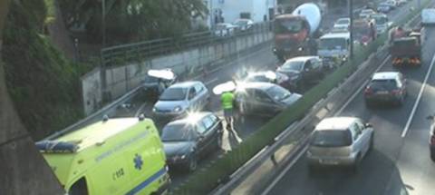 Choque em cadeia entre cinco carros na via rápida faz dois feridos