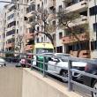 Mota atingida por carro quando estava parada num semáforo; mulher ferida