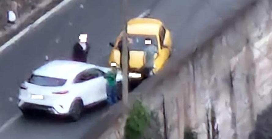 Outro acidente quase no mesmo local, agora um choque frontal entre dois carros